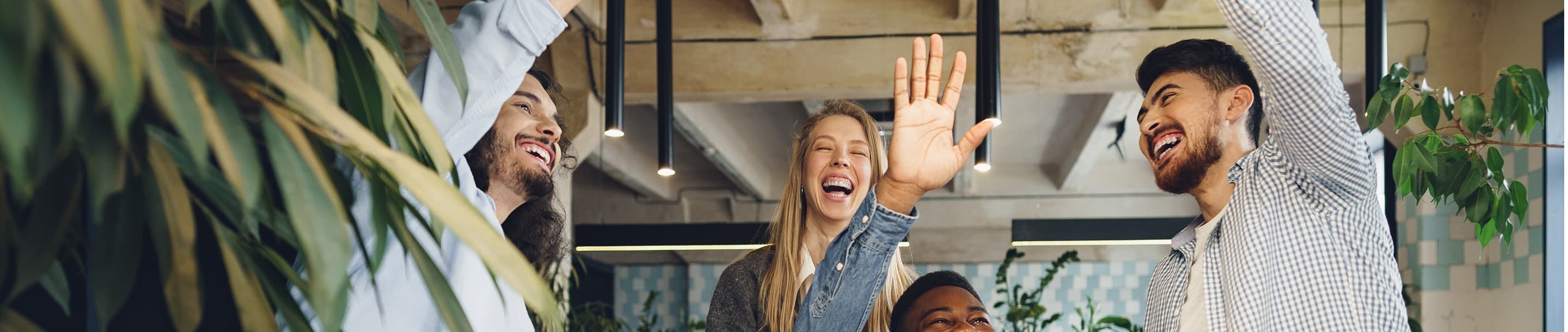 Équipe de voyageurs souriants