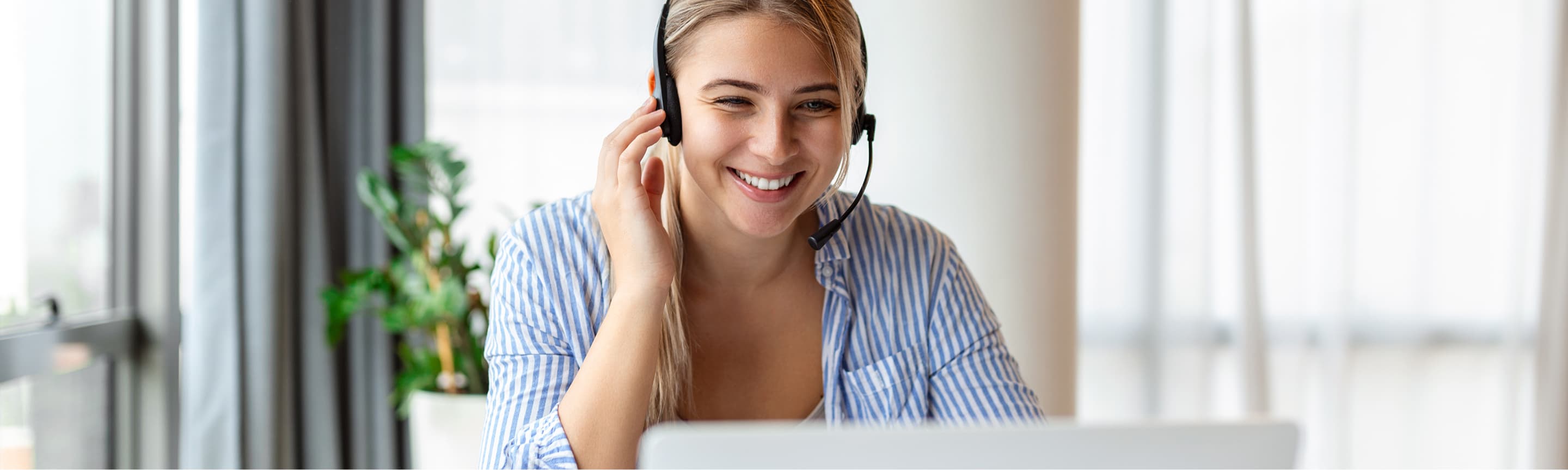 Conseillère en relation client avec un casque audio