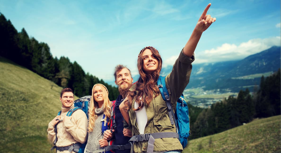 Groupe d'amis en randonnée en montagne