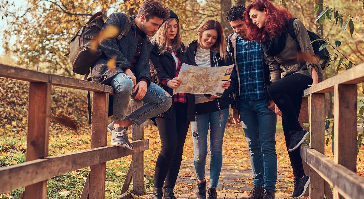 Groupe consultant une carte en pleine nature