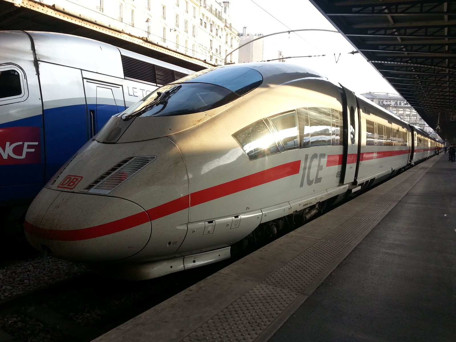 Train à grande vitesse ICE de la Deutsche Bahn à quai en gare, à côté d'un TGV SNCF