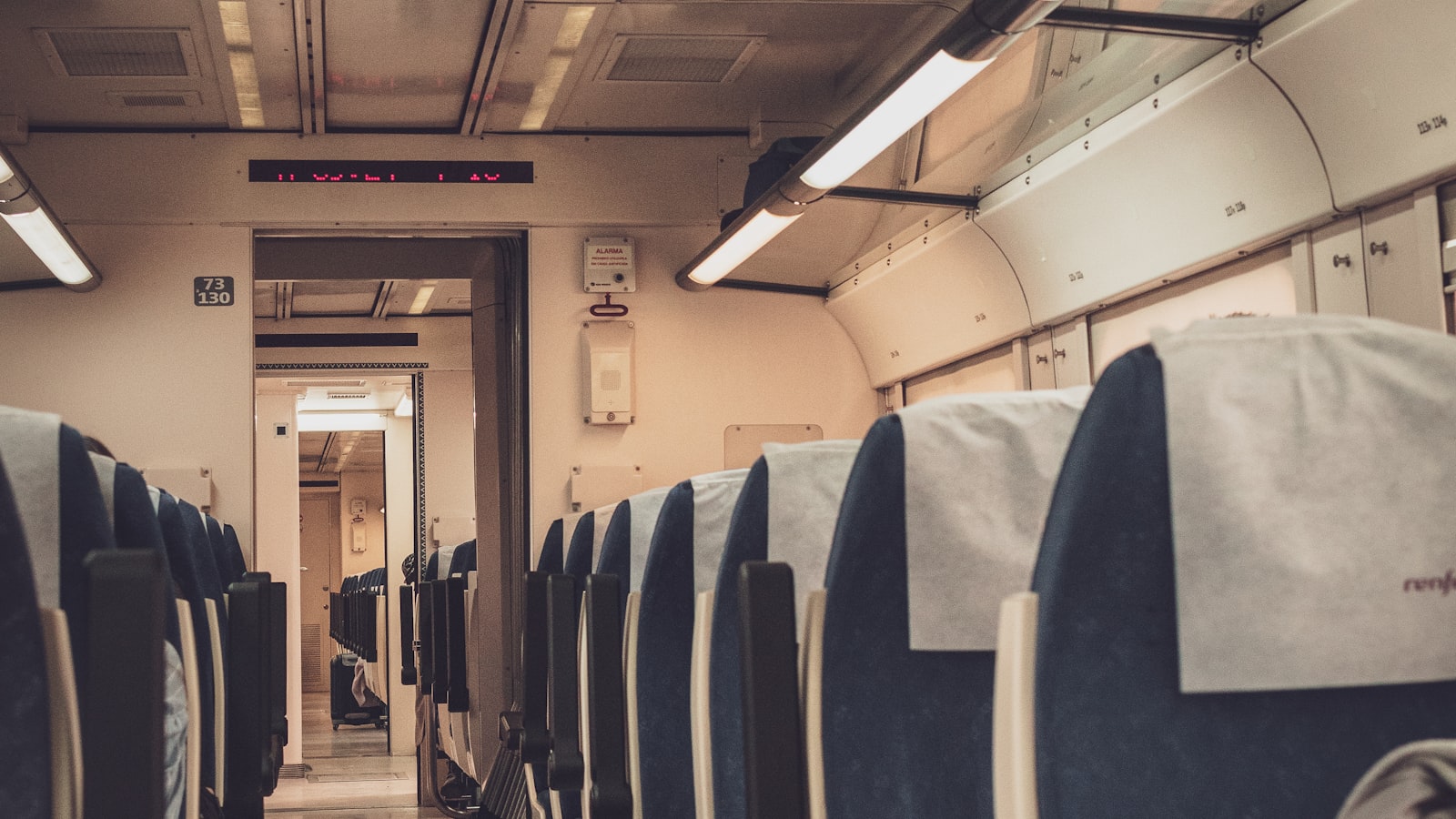 Intérieur d'une voiture de train à grande vitesse espagnol avec des rangées de sièges inclinables