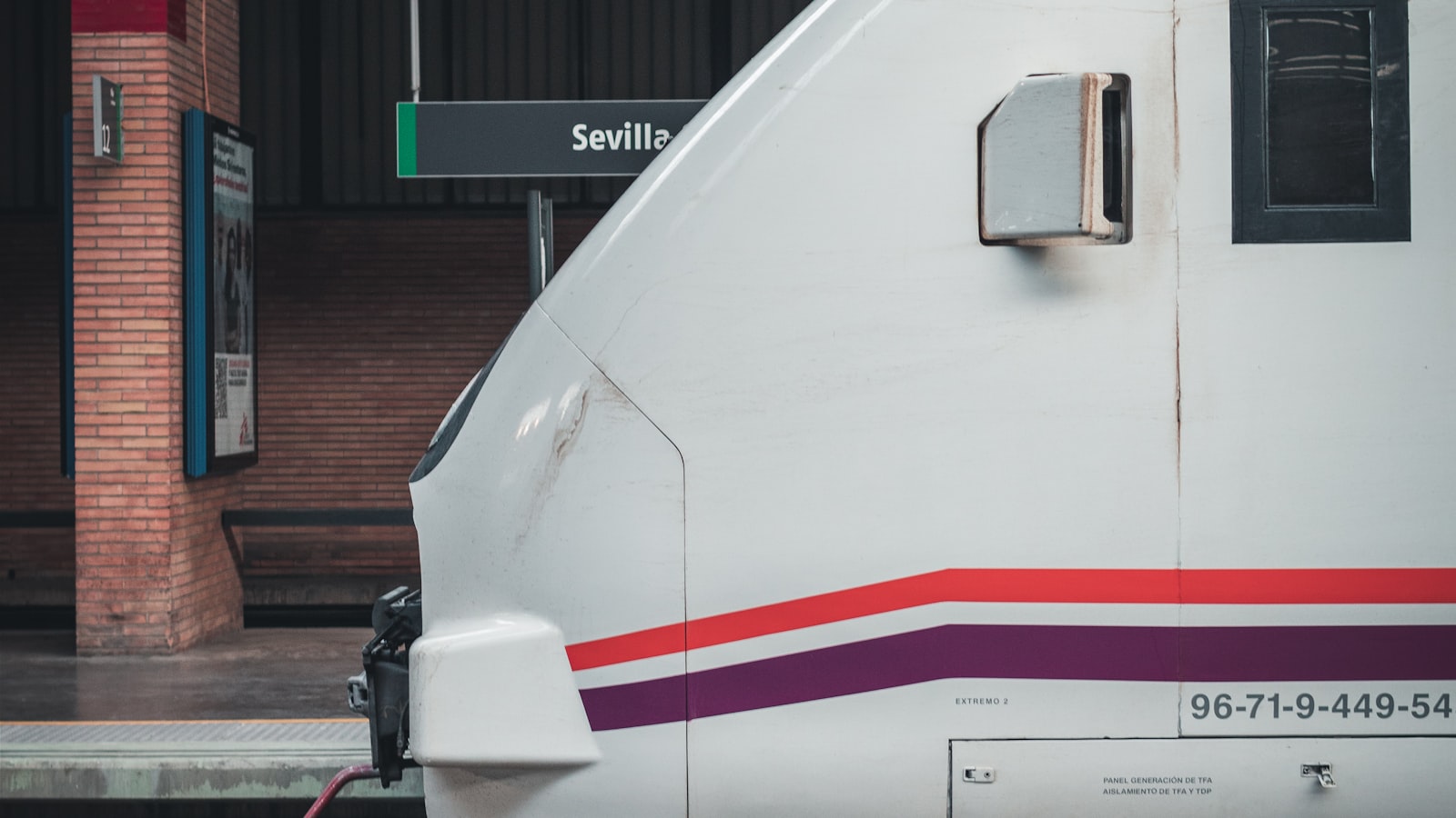 Un train à grande vitesse Renfe AVE à quai dans une gare espagnole