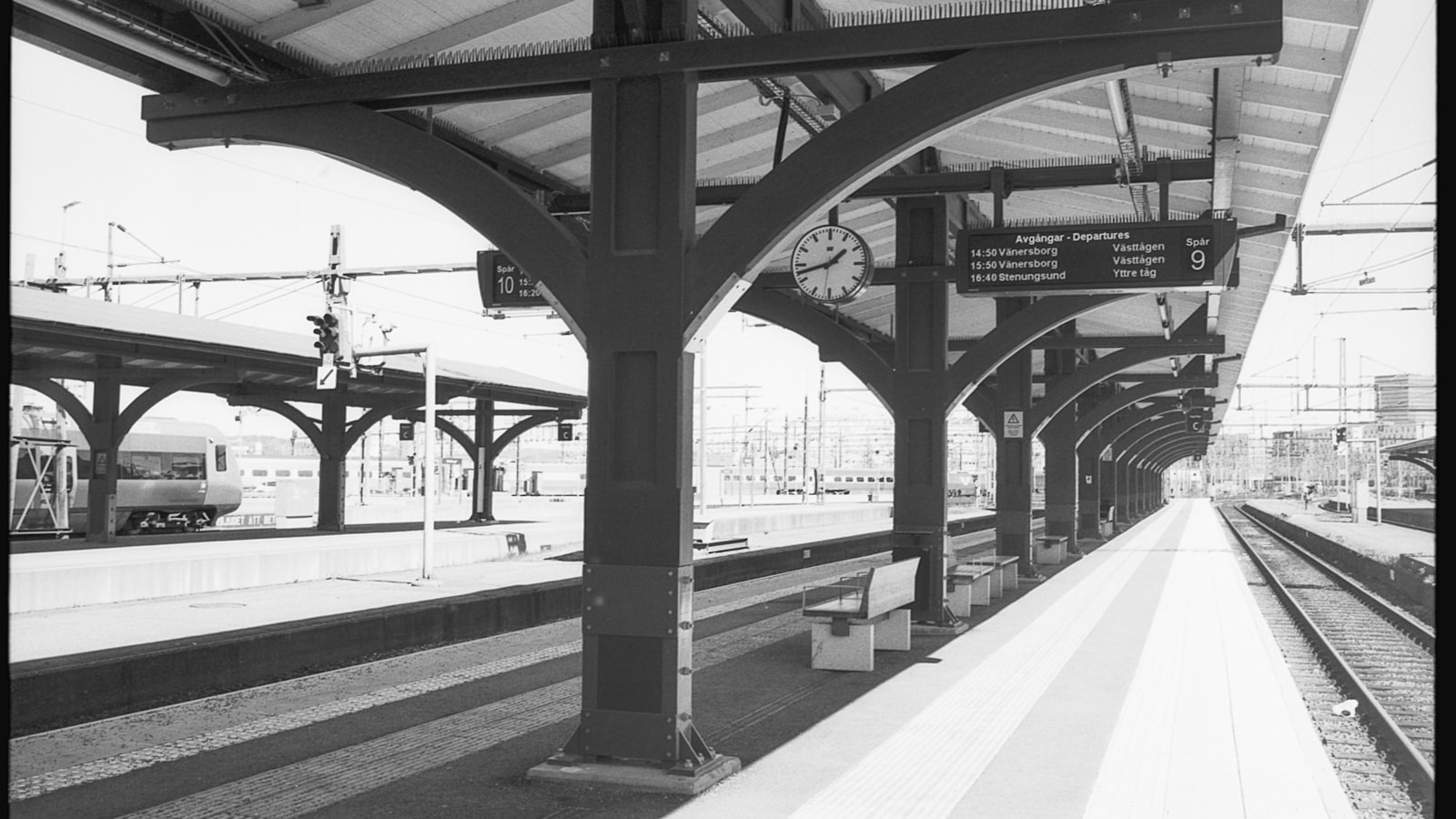 Tableau des départs et quais d'une gare européenne