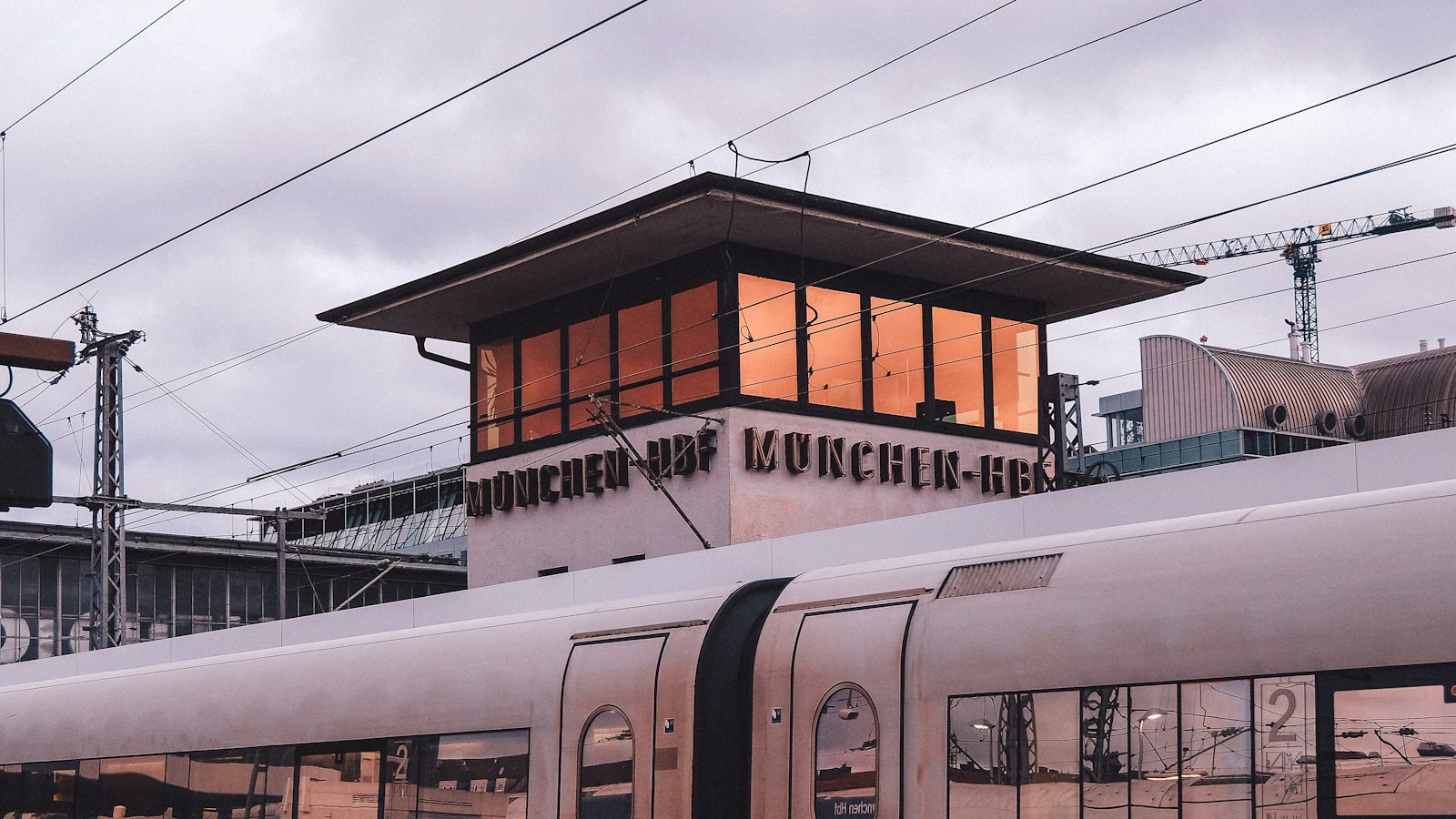 Un tren regional de dos pisos en München Hbf, el tipo de servicio de segunda clase que cubre el Deutschlandticket