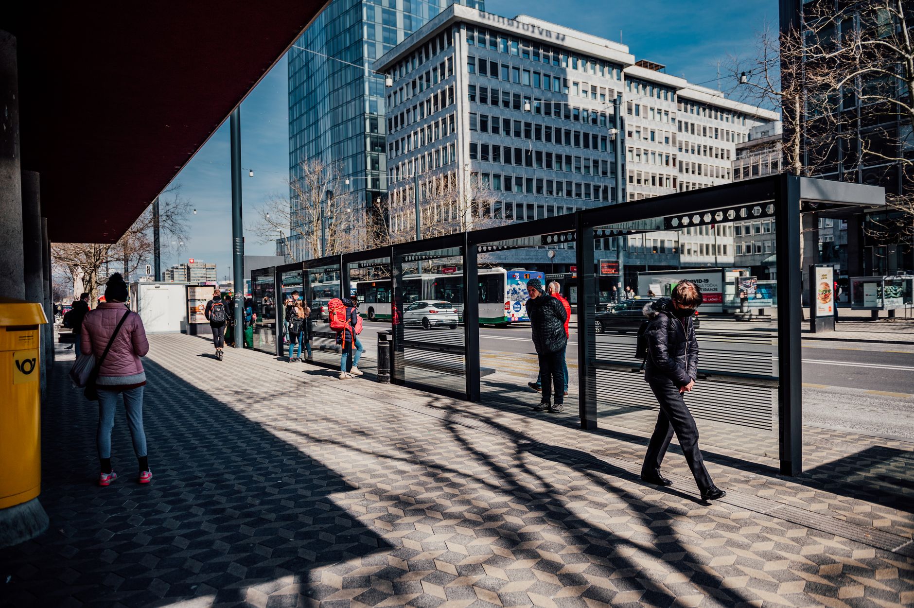 Intérieur d'un train moderne avec passagers