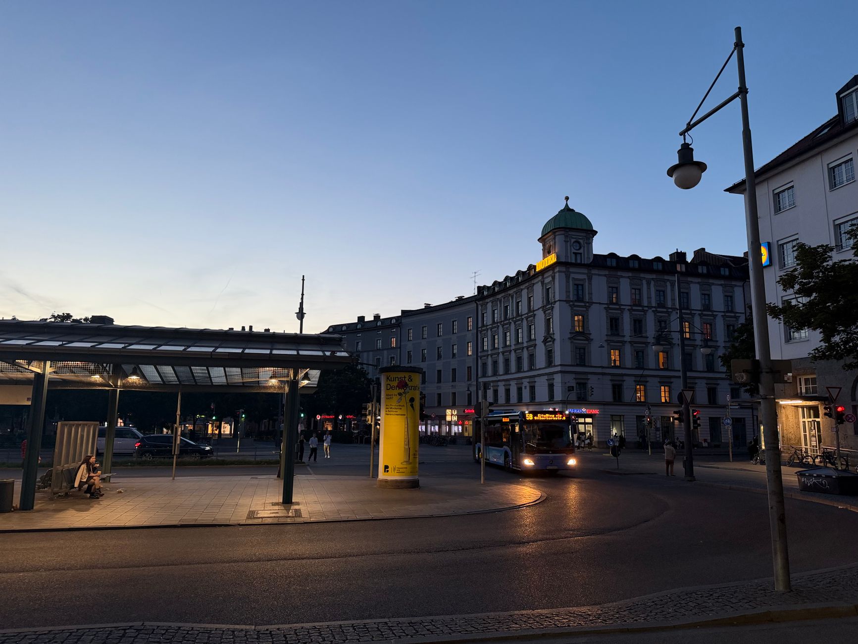 Voyageur consultant son smartphone sur le quai d'une gare