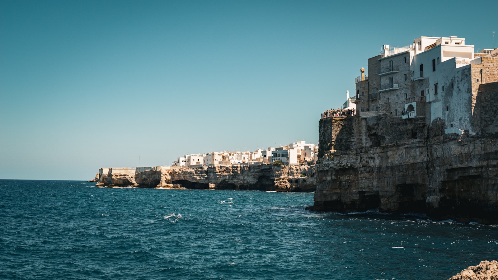 Die Altstadt von Polignano a Mare auf den Klippen der Adriaküste Apuliens, Italien