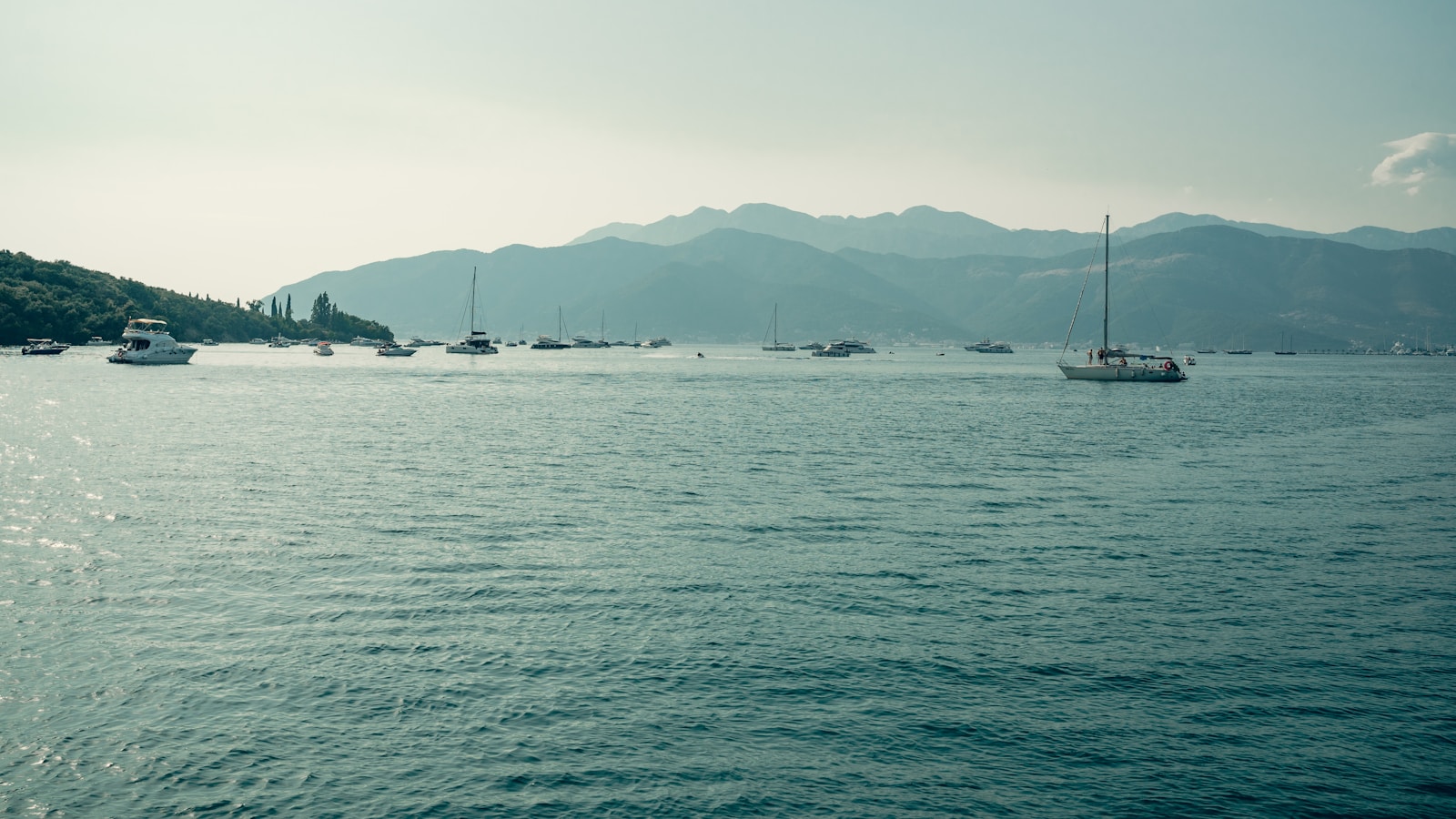 Voiliers ancrés dans la baie de Kotor près de Tivat, Monténégro