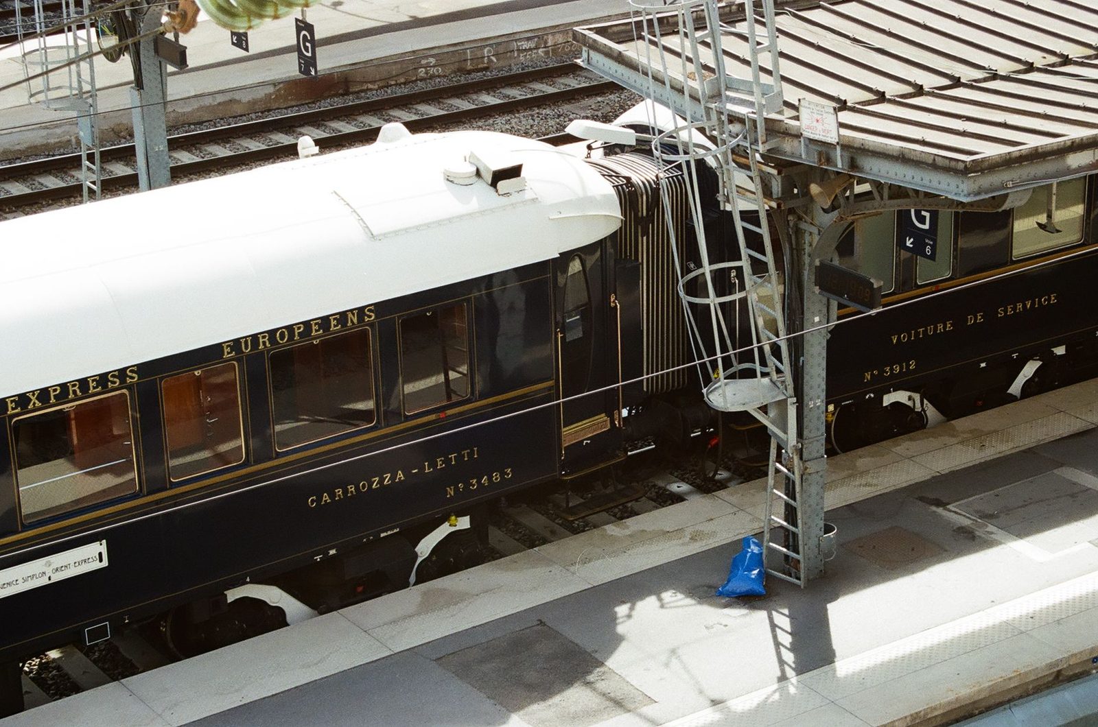 Voitures-lits bleu et or de l'Orient-Express à quai en gare, vue en plongée