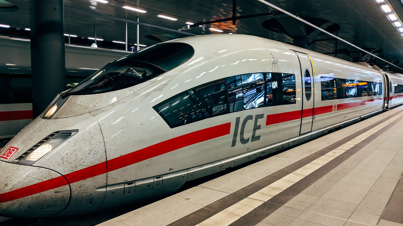 قطار ICE فائق السرعة تابع لدويتشه بان متوقف على رصيف محطة ألمانية