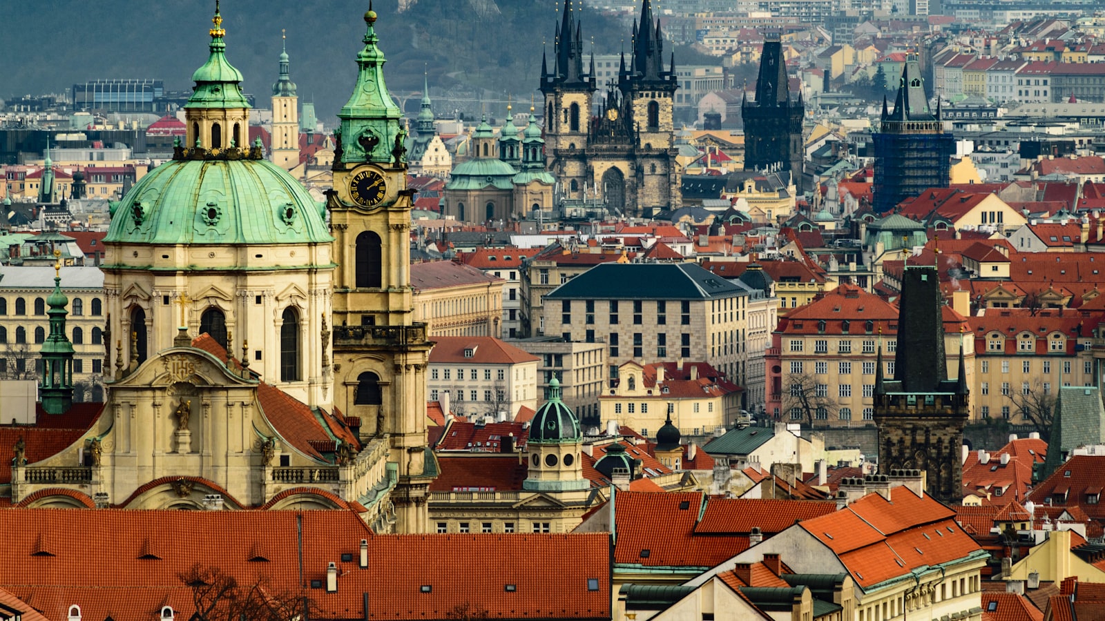 Vista sui tetti e sulle guglie di Praga, all'incirca a metà del percorso