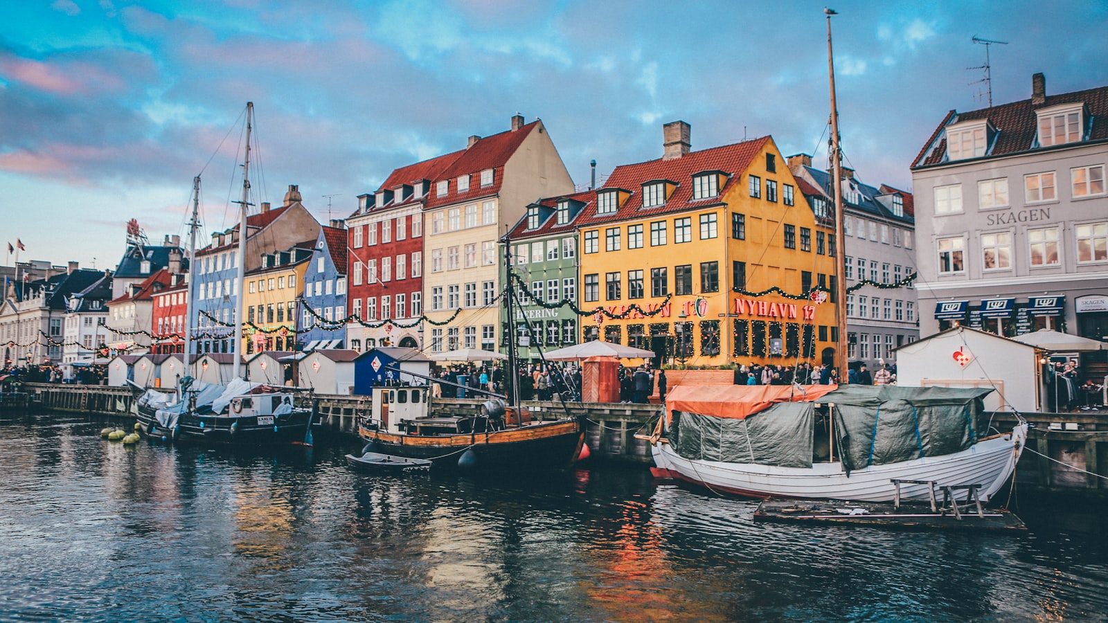 Casas de colores y barcos en el canal de Nyhavn, en Copenhague, destino final del nuevo tren
