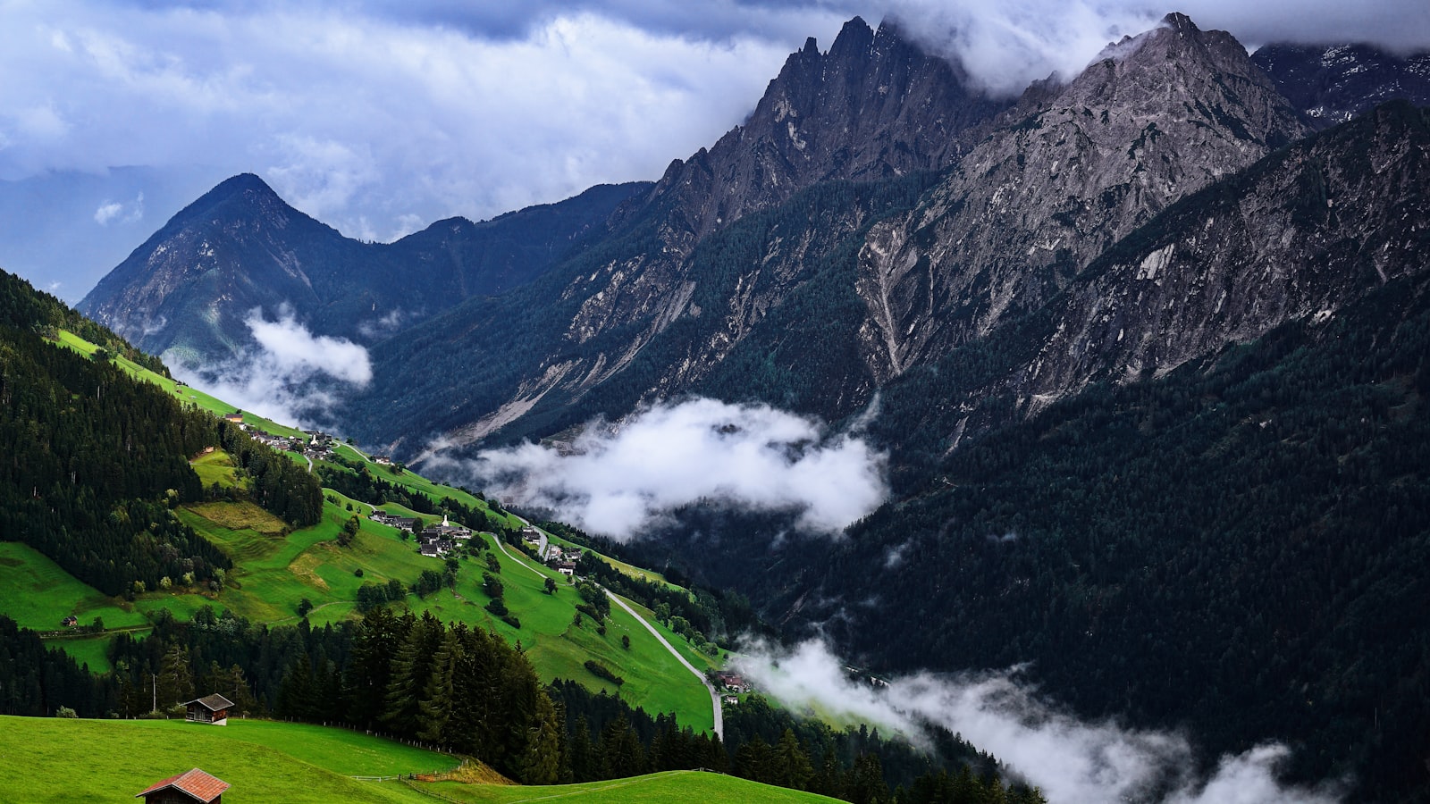 Österreichisches Alpental am Tauern-Bahnkorridor zwischen Salzburg und Kärnten