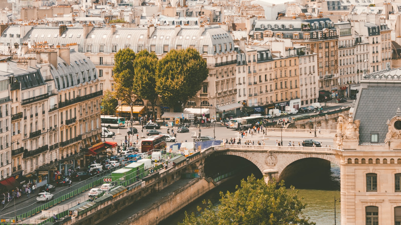 Bus et circulation sur un pont de la Seine au cœur de Paris
