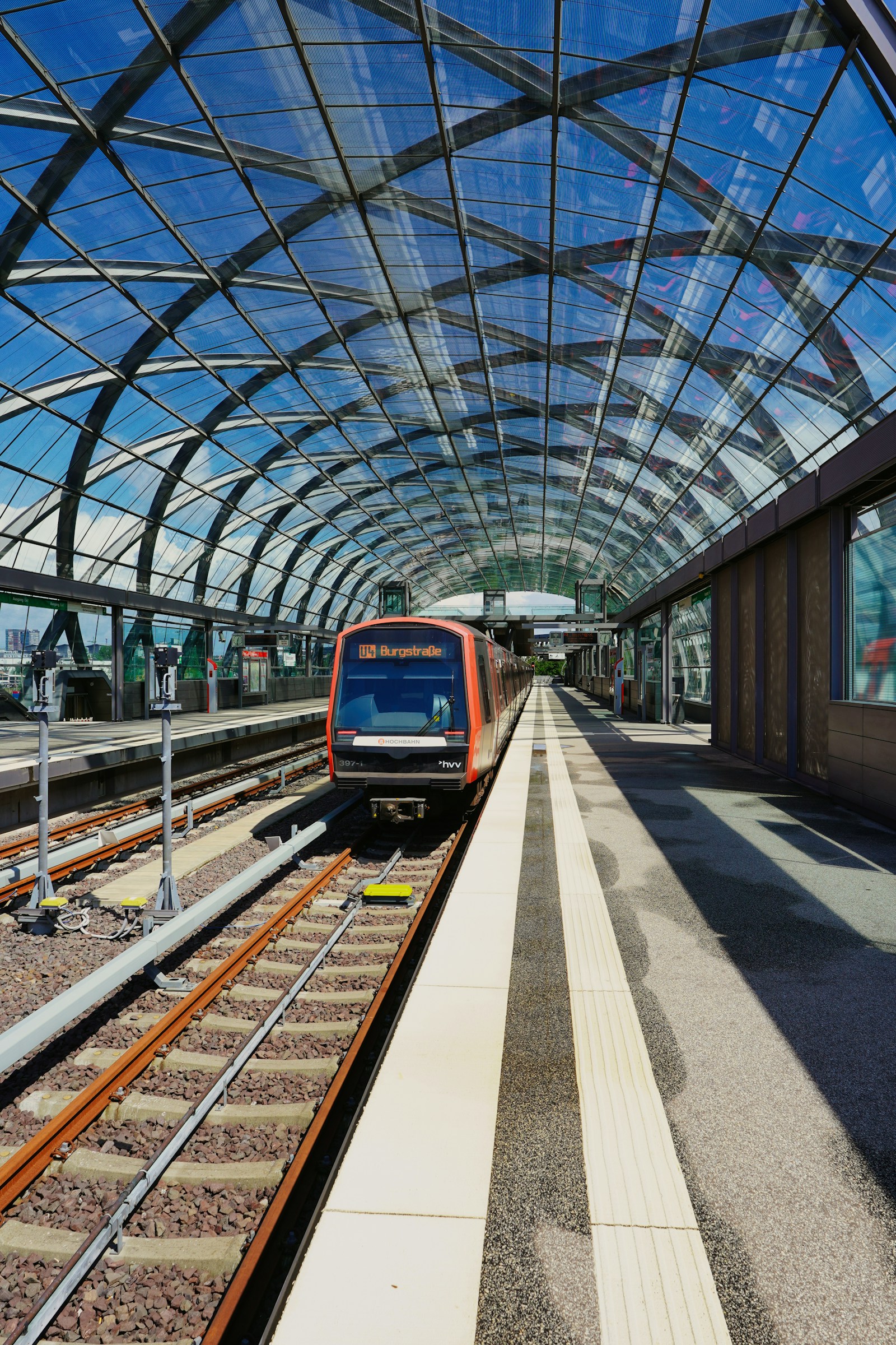 Moderner Bahnhof mit Glasdach und Bahnsteig