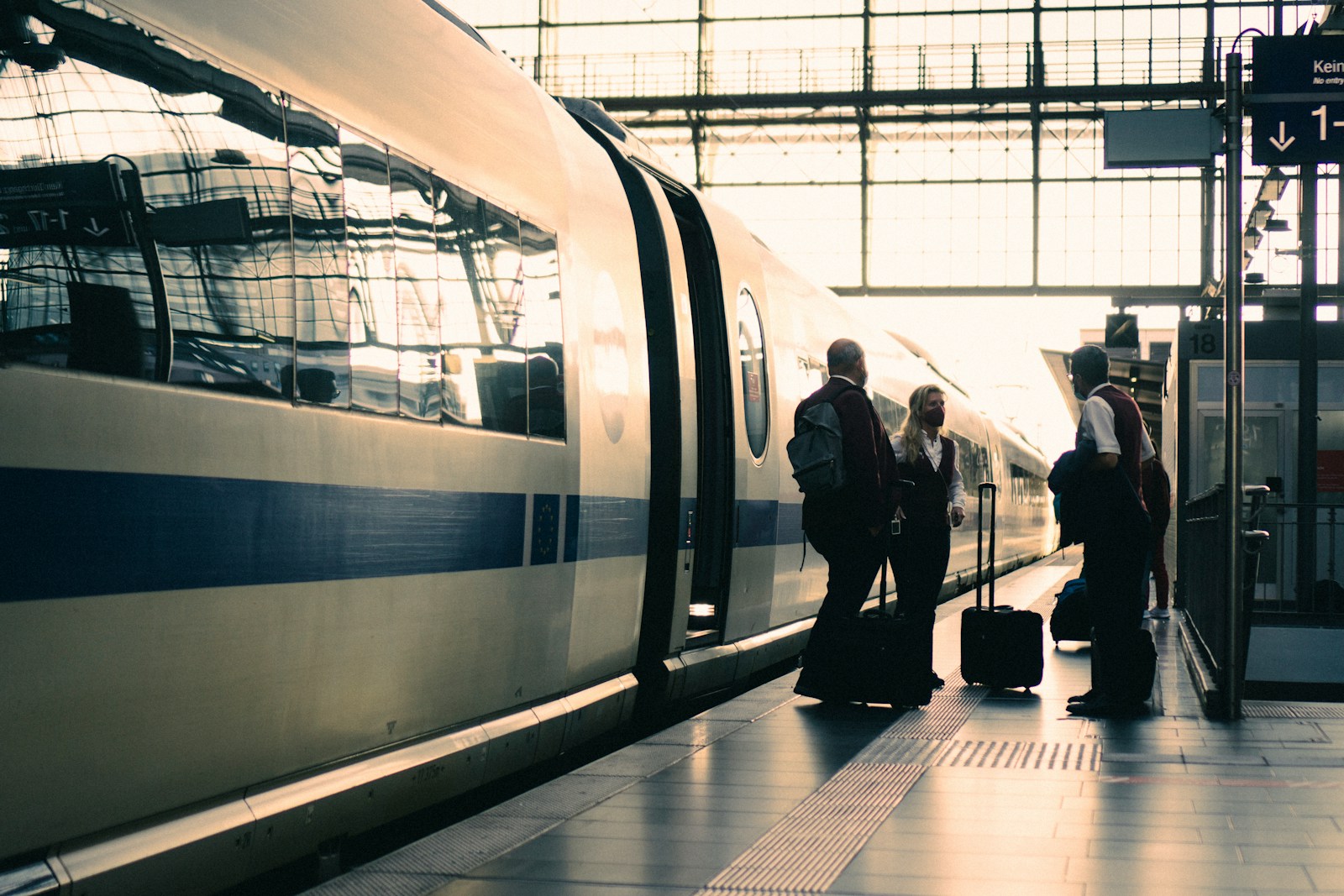 ICE-Hochgeschwindigkeitszug an einem deutschen Bahnsteig