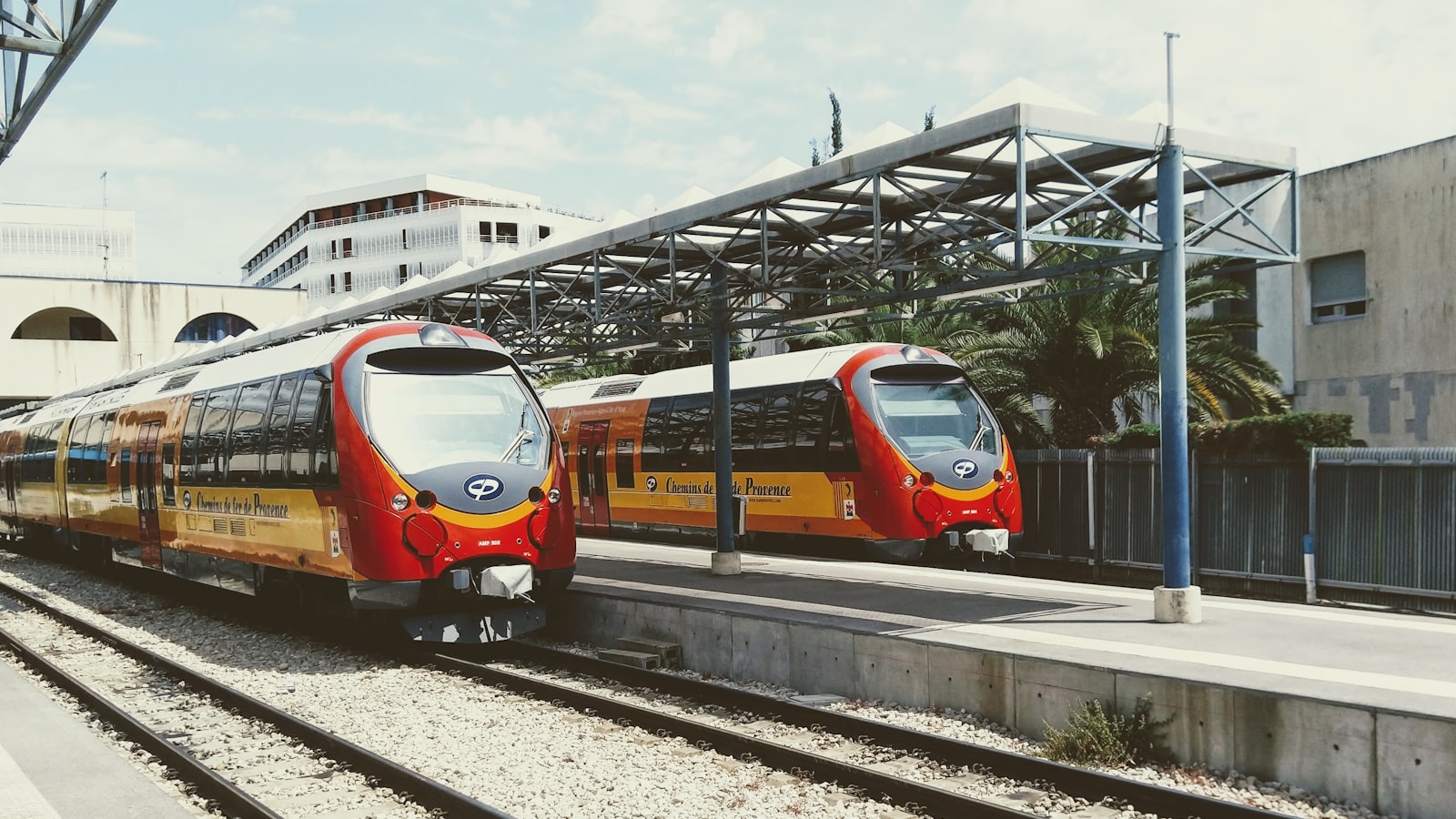 Un TGV Inoui de alta velocidad en el andén de una estación parisina