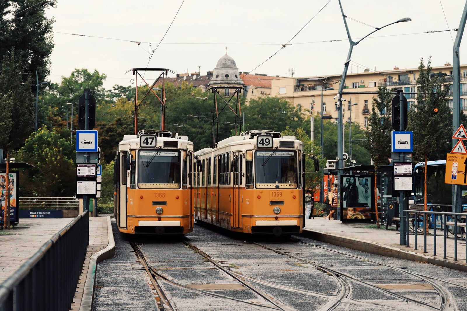 Deux tramways jaunes, lignes 47 et 49, à l'arrêt Deák Ferenc tér à Budapest