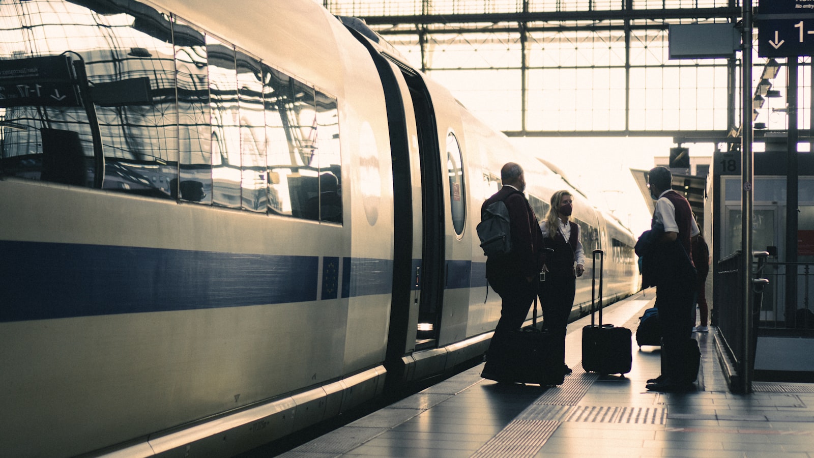 Voyageurs montant à bord d'un train à grande vitesse européen sur le quai d'une gare