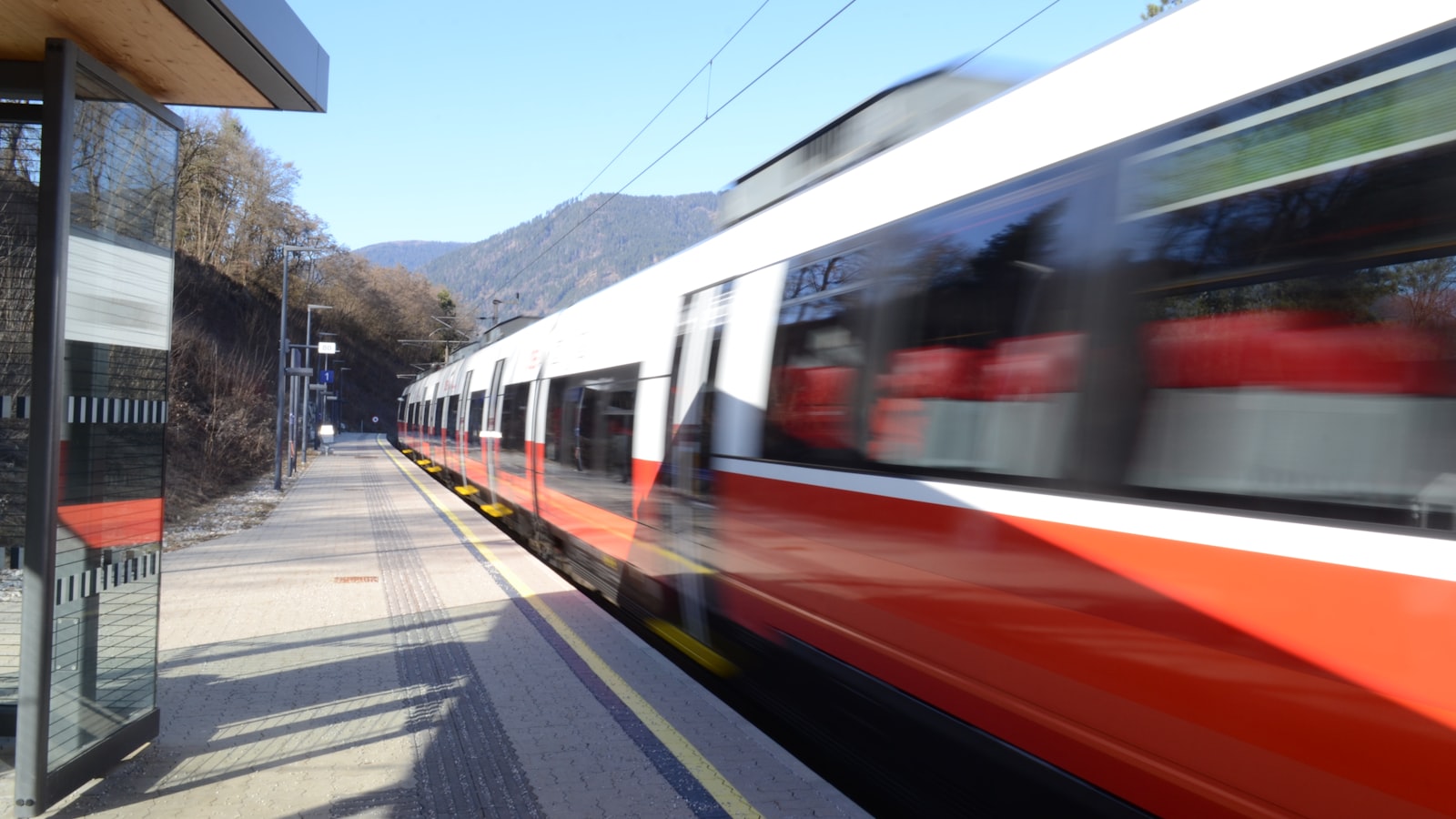 Tren ÖBB pasando por Salzburgo, Austria
